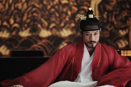 영화 광해 스틸컷, 광해가 앉은 모습