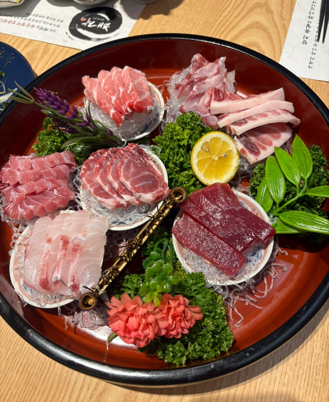 영양 만점 참치회 모둠. 다양한 부위를 한 접시에 담아냈어요.