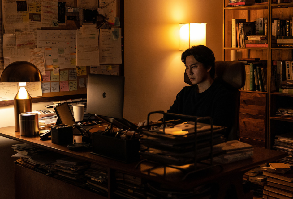 영화 브로큰 자신의 집에서 작업 중인 호령