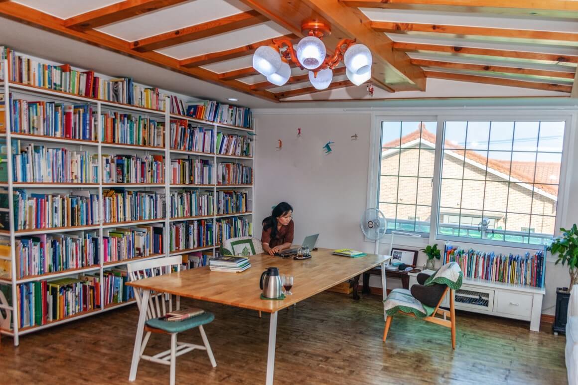 바쁘게 일하는 1인 5역의 임 관장. 거실이 그의 일터다.