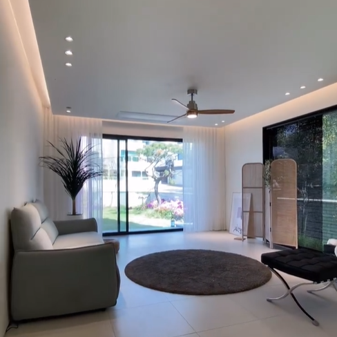 거실이 넓은 구조로 가족들과 활용도가 높다