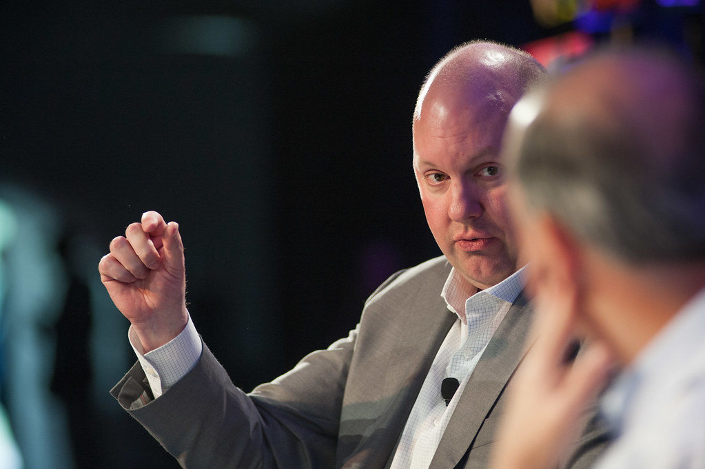 벤 호로위츠가-무언가를-설명하는 장면