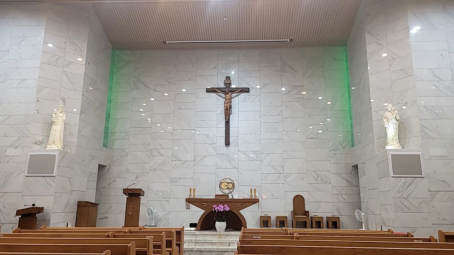 수원 정자꽃뫼성당 성전 안 제대, 제단, 십자고상 사진