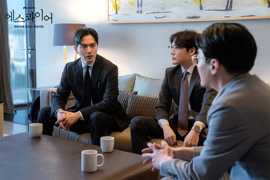 이진욱 배우님이 앉아서 회의를 하는 모습