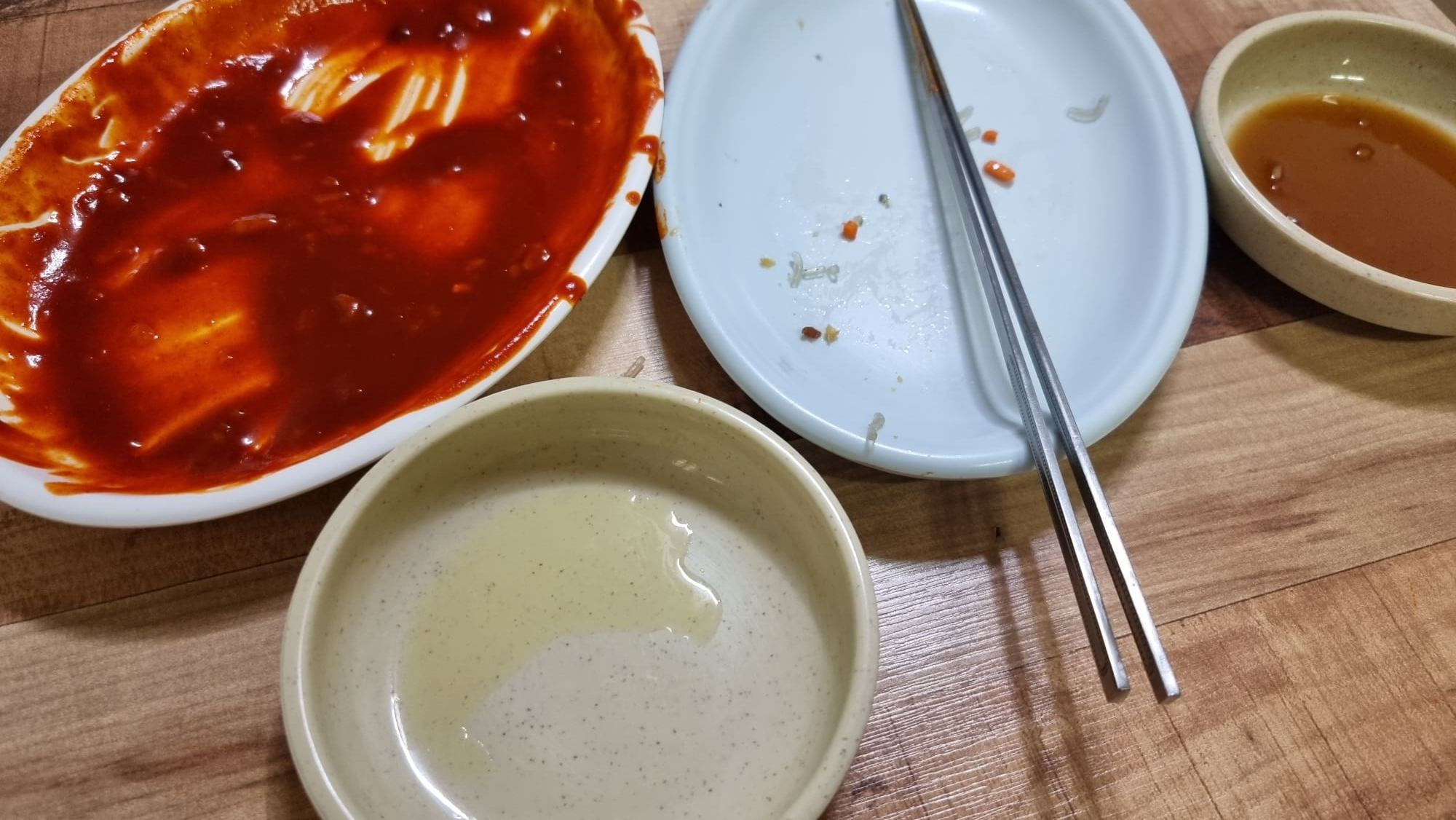 떡볶이와 튀김을 모두 다 먹음