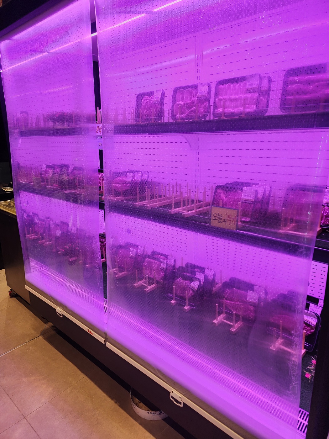 원하는 고기를 선택할 수 있도록 진열되어있는 냉장고