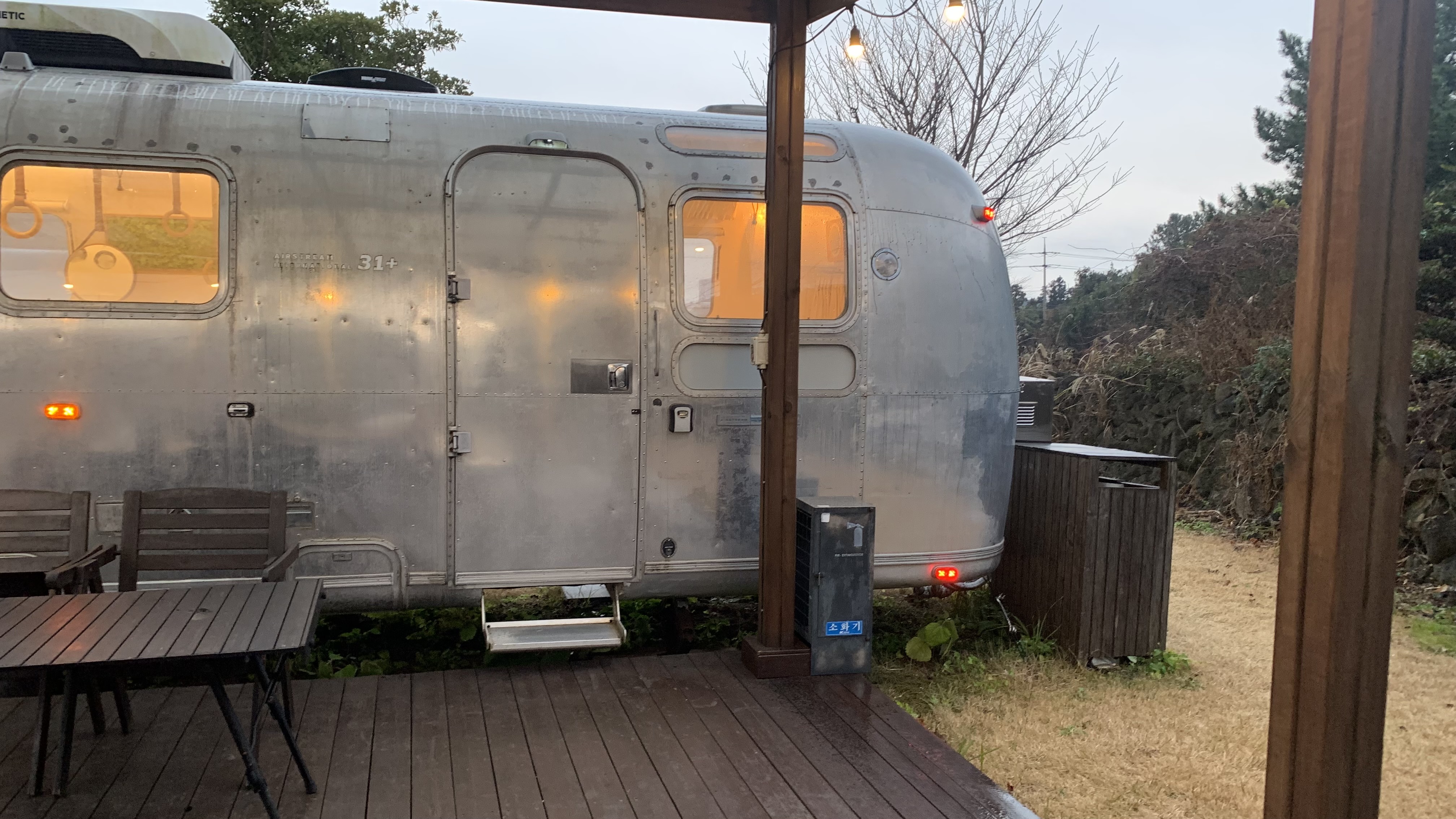 제주도에서 찾은 감성 글램핑 숙소 어라운드폴리 리뷰 - 겨울 에어스트림 숙박 후기
