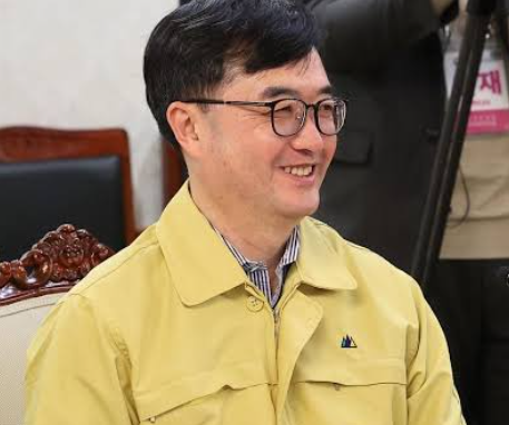 관가에서는 임기근 실장을 꼼꼼한 업무 처리와 빠른 판단력을 갖춘 인물로 평가하는 경우가 많습니다.