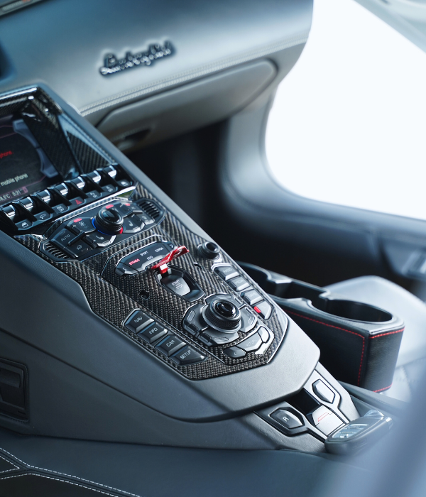 아벤타도르 S 로드스터의 붉은색 스타트 버튼 커버