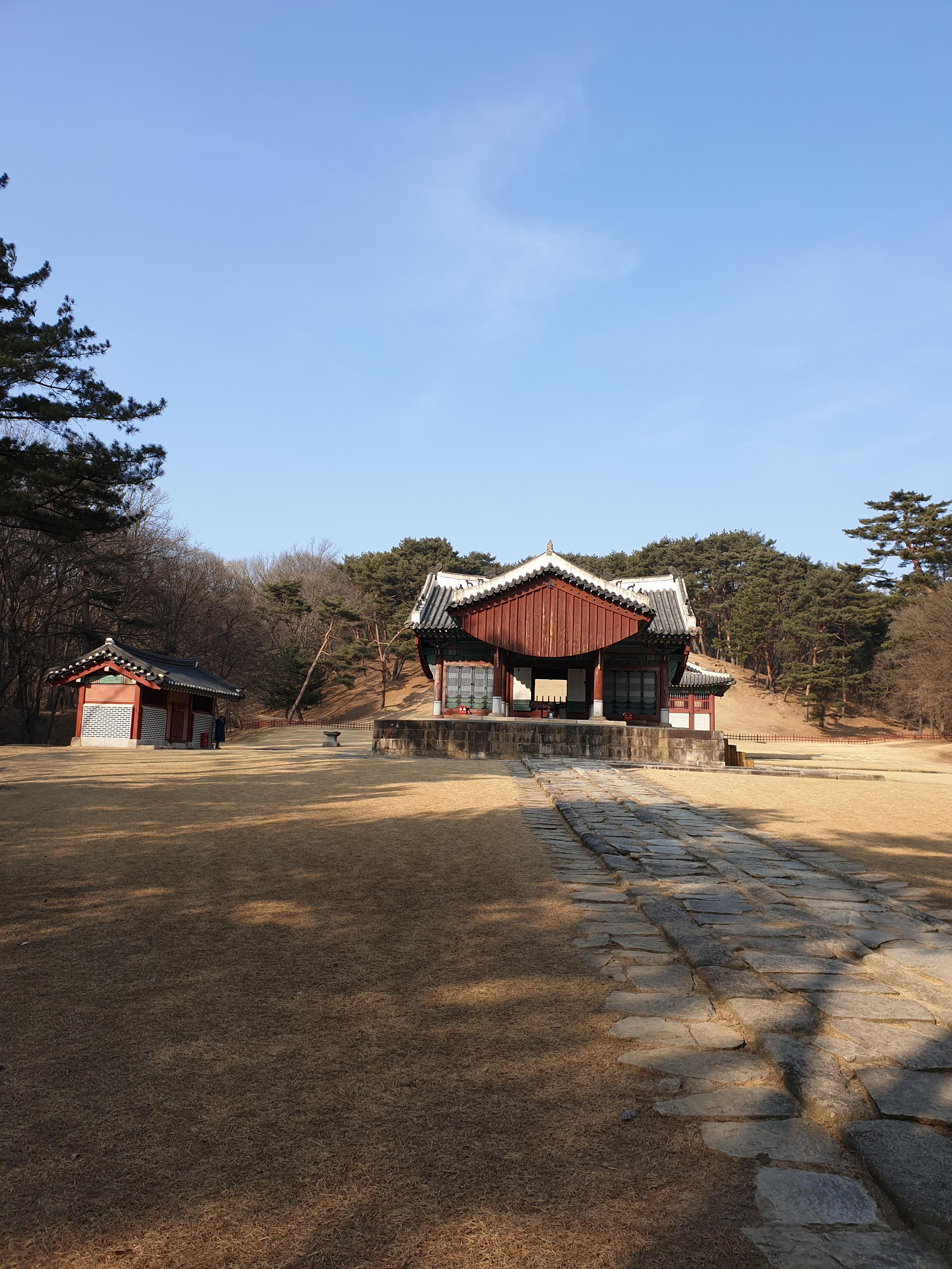 “구리 동구릉의 전통 건축물과 돌길이 펼쳐진 고요한 풍경 사진 – 다이어트 중 자주 찾았던 산책 장소”