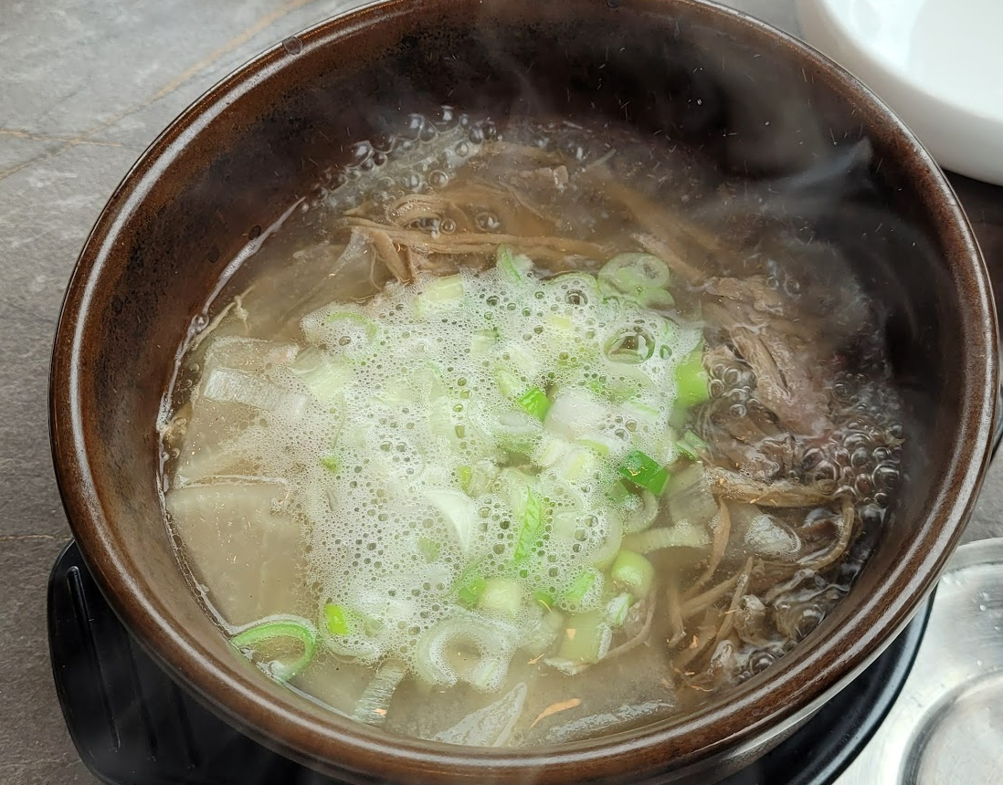 뭉티기로 끓인 담백한 소고기 무국 완성