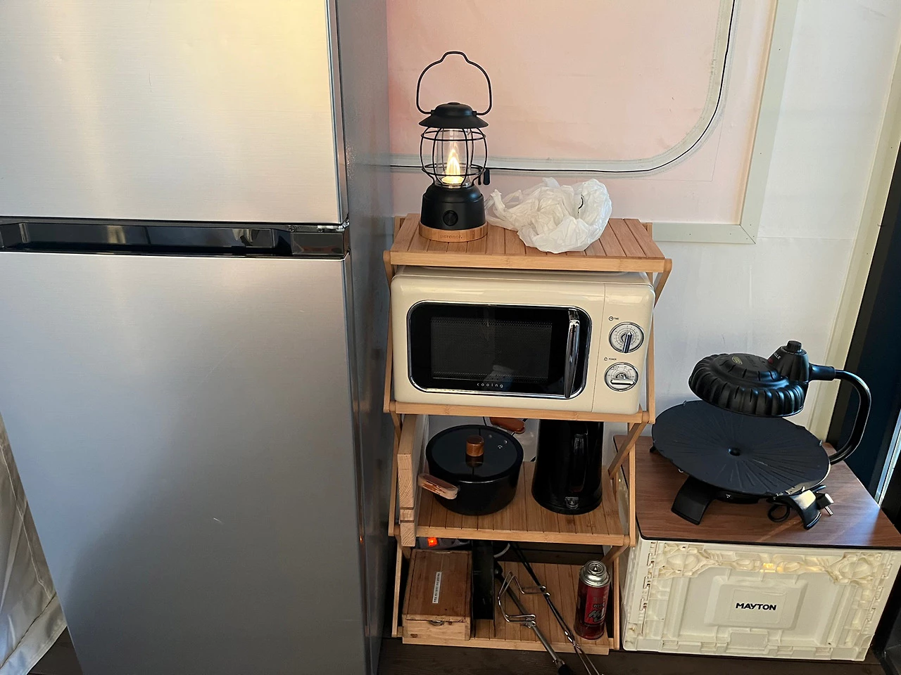 냉장고와-선반에-올려져있는-전자레인지