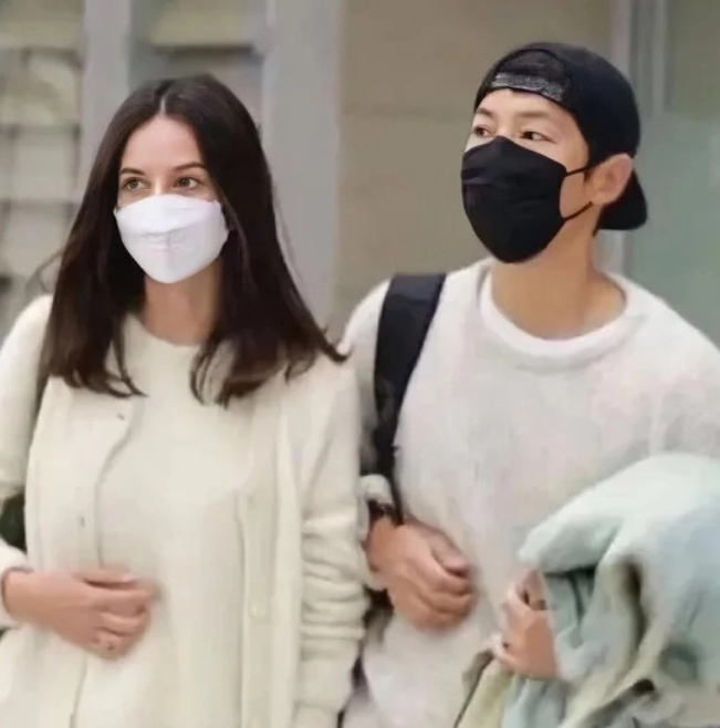 송중기와 케이티 루이스 사운더스의
인천공항 귀국 후 편안한 모습