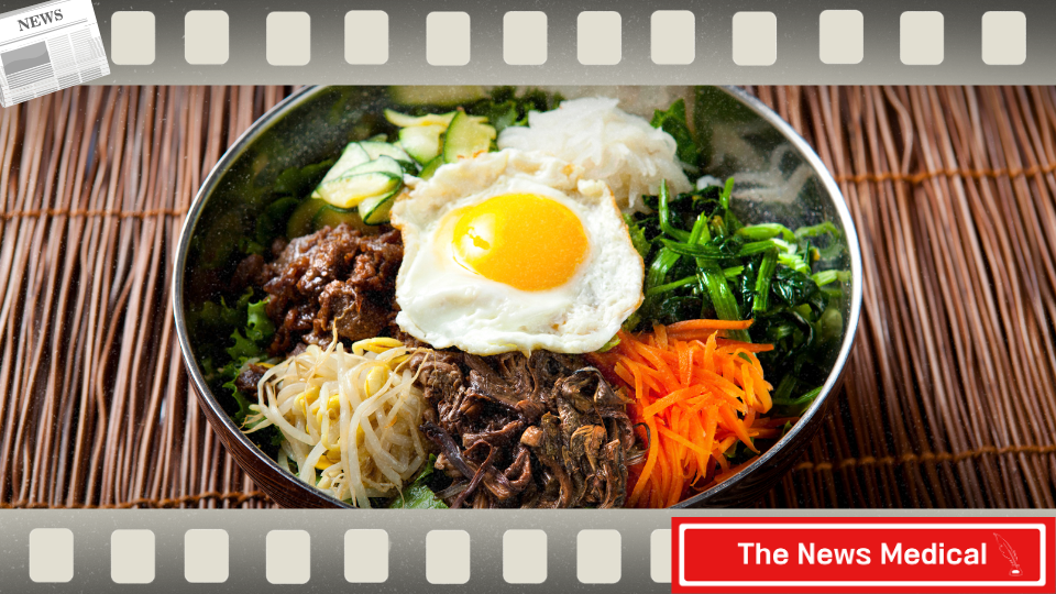 비빔밥:
제철 나물, 고기, 고추장을 더해 조화로운 맛을 낸다.