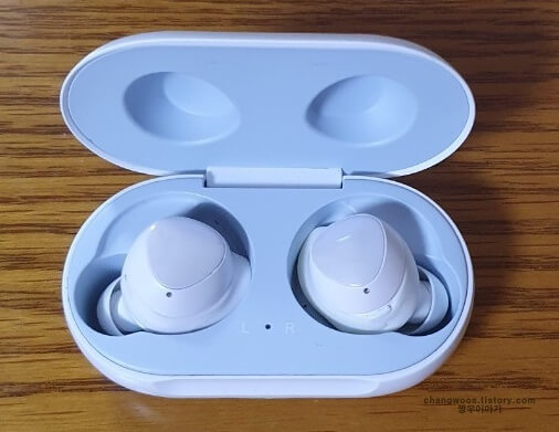 버즈-케이스-뚜껑-열기