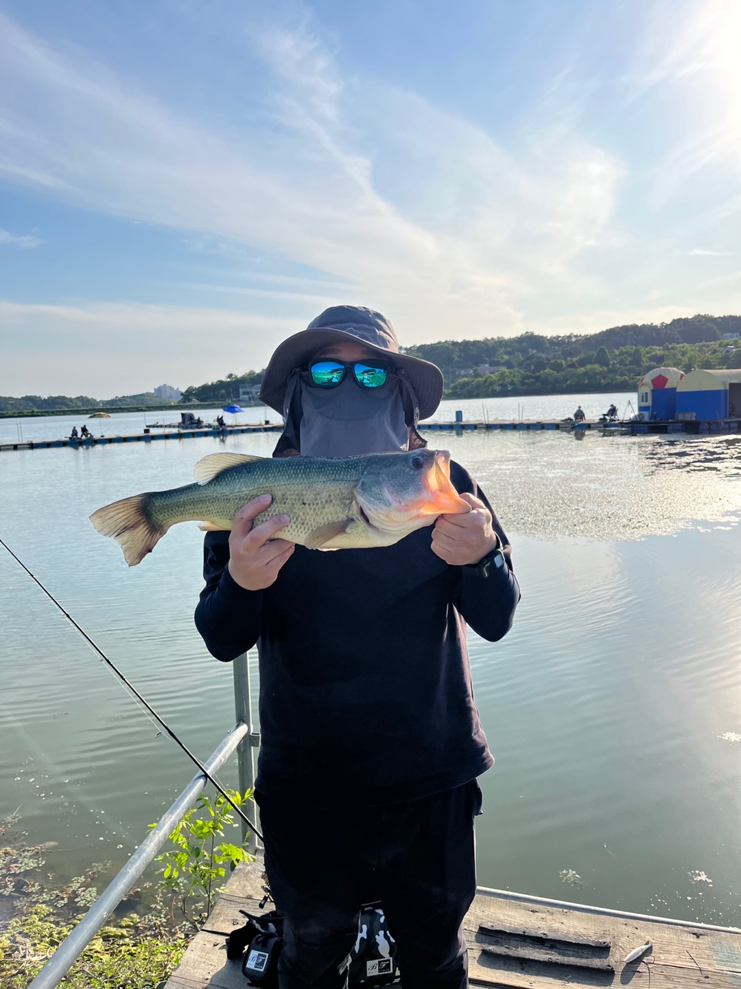 배스 낚시 후 인증하는 사진