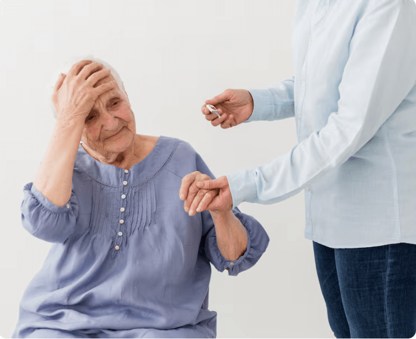 치매 할머니와 얘기 중인 상담사