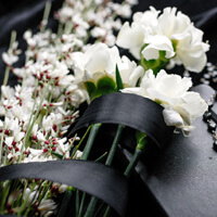 관-위에-놓여진-추모-꽃다발-사진