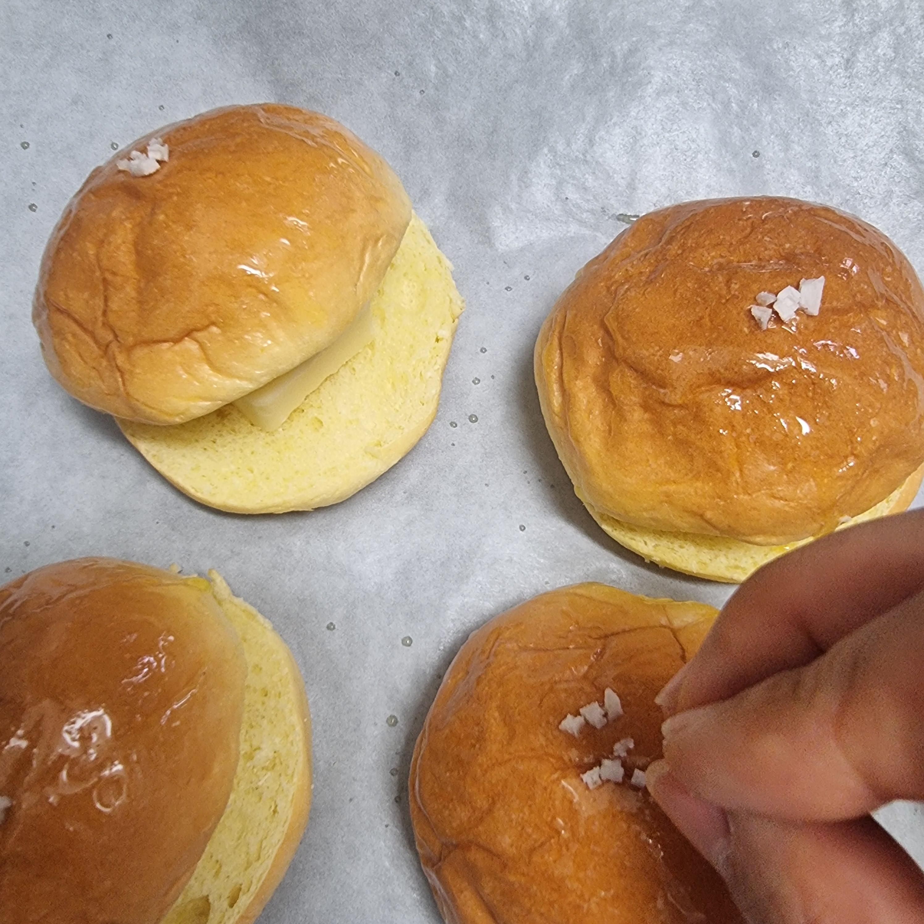 모닝빵으로 소금빵 만들기