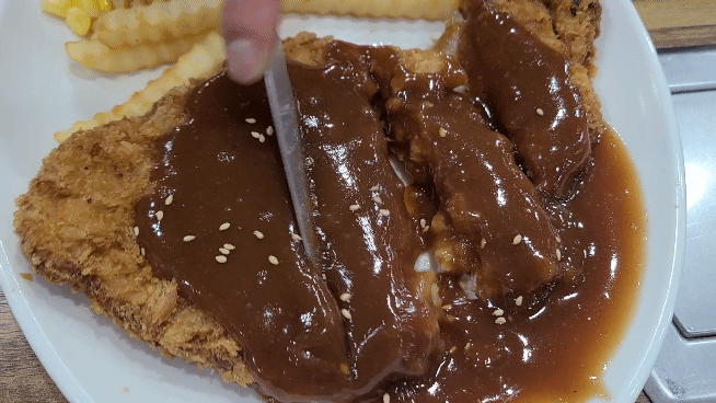 통큰손쭈꾸미마을-돈까스-썰기