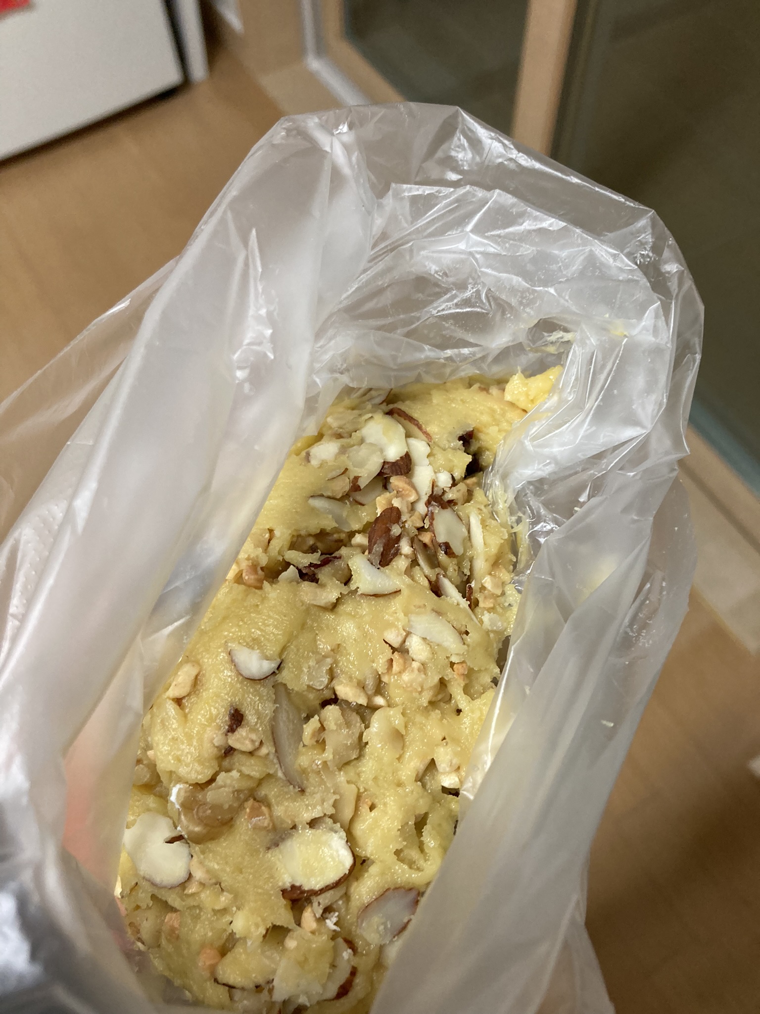 버터쿠키재료반죽에견과류넣기