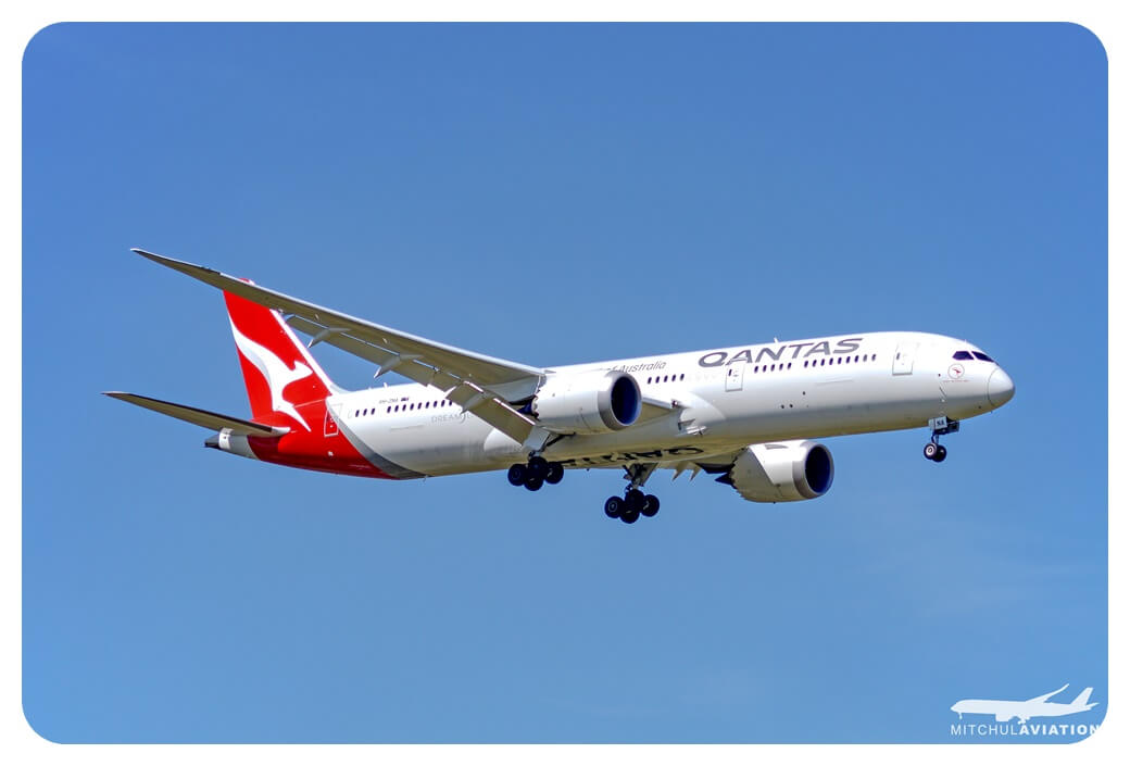 콴타스항공 BOEING B787-9 여객기가 비행하고 있는 모습을 찍은 사진