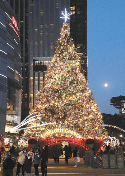 초대형 크리스마스 트리와 샤롯데 빌리지