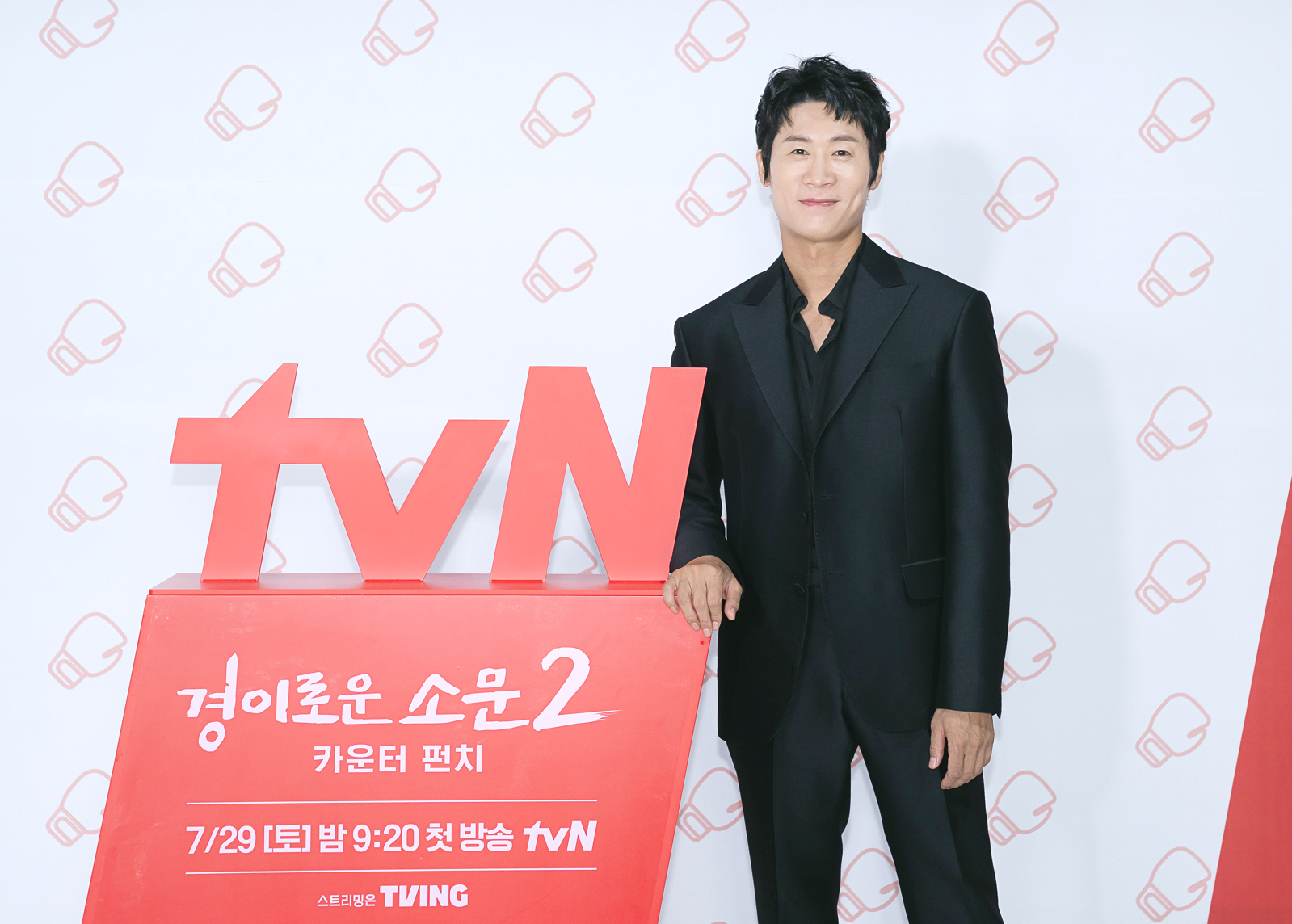 배우 진선규가 21일 온라인으로 진행된 tvN 새 토일드라마 ‘경이로운 소문2: 카운터 펀치’ 제작발표회에 참석해 포즈를 취하고 있다. [사진=tvN]