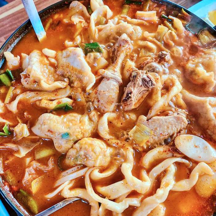 생생정보 충북 제천 닭고기 칼국수 만두 닭칼만 전골 맛집