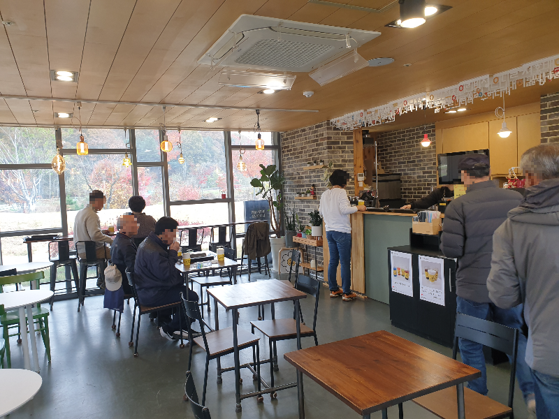 우드와 그레이 그리고 적벽돌로 구성된 카페 내부