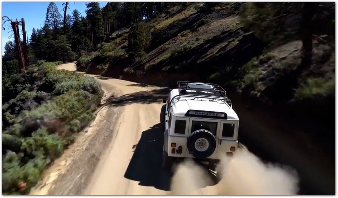 멋진 흰색 빈티지 SUV 질주하는 모습의 프롬프트