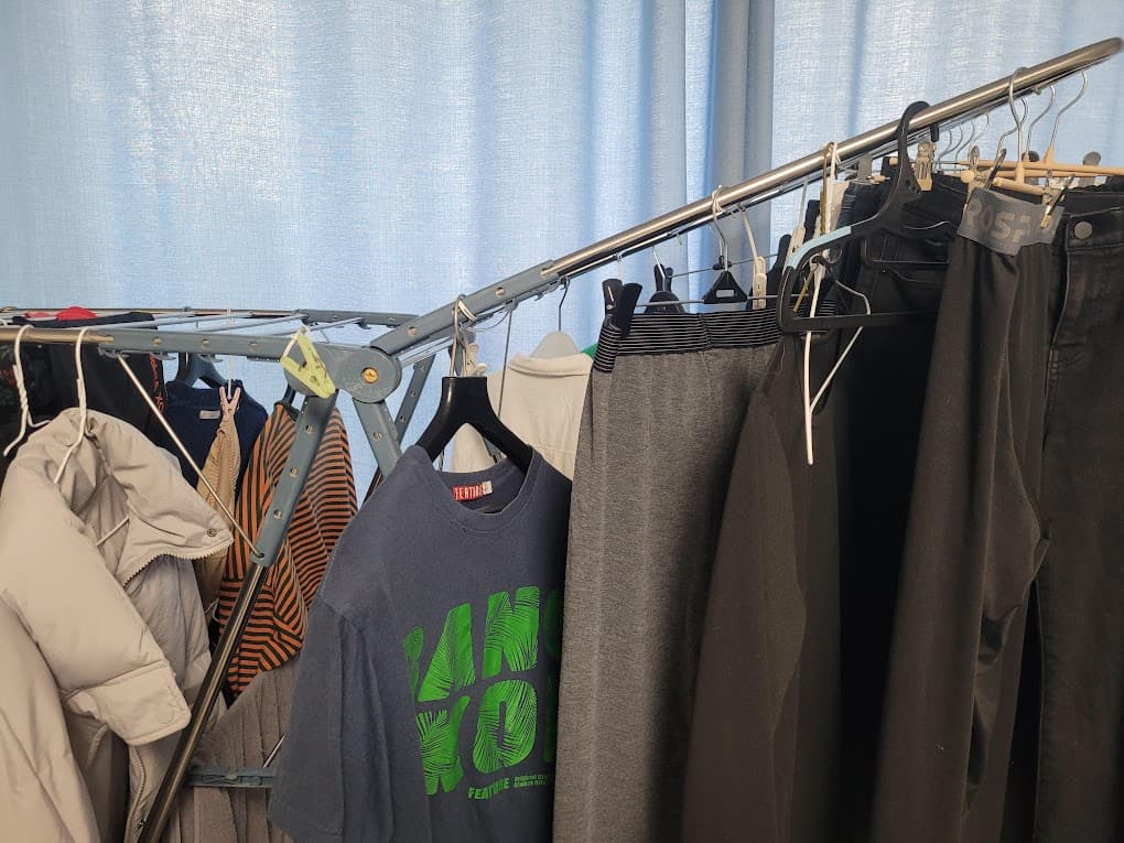 건조대에서 말려지는 빨래