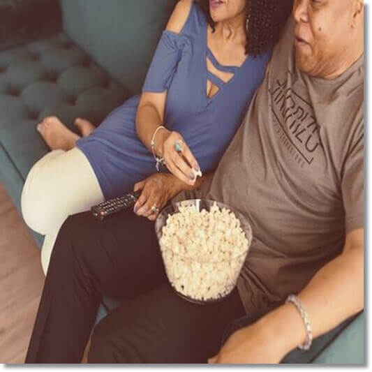 tv 시청하는 노인