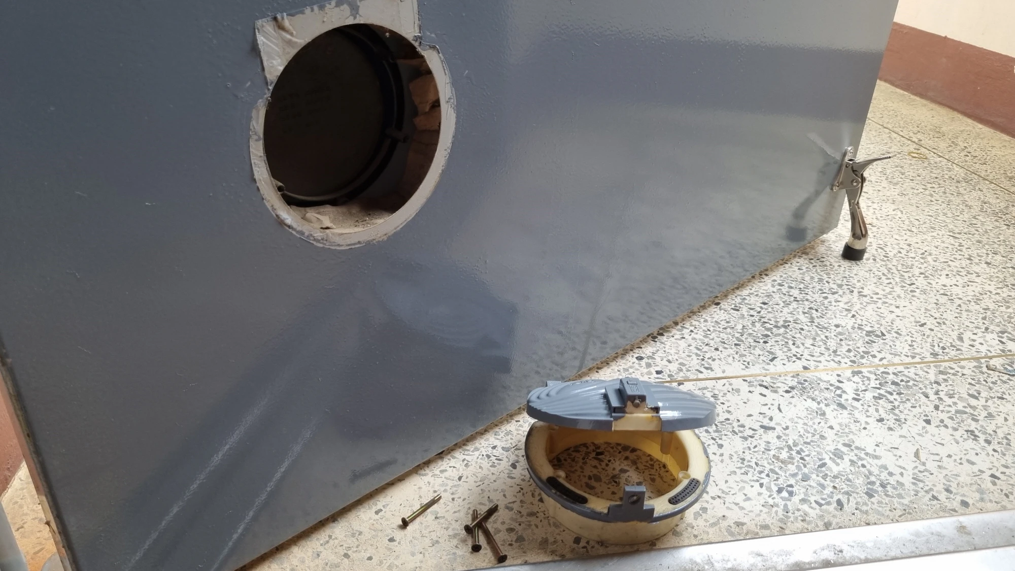 우유투입구 실내 커버 분리 모습