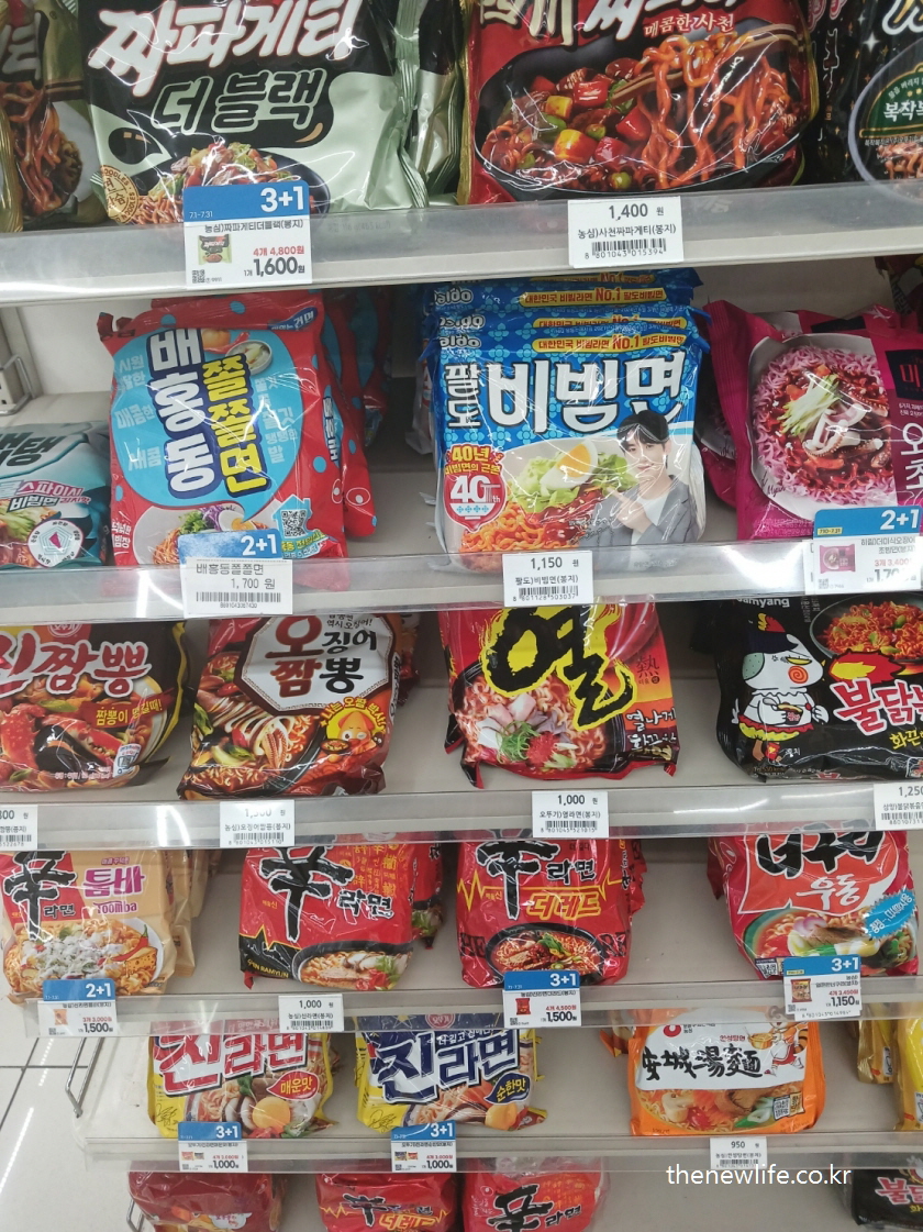 마트 라면 진열대에 다양한 종류의 라면이 진열되어 있는 모습 -라면 중독의 상징을 보여주는 이미지