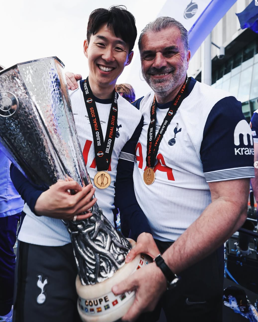 손흥민과 트로피 사진