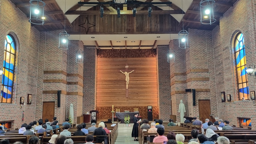 홍성성당 성전 안 제대, 제단, 십자고상, 스테인드글라스 사진