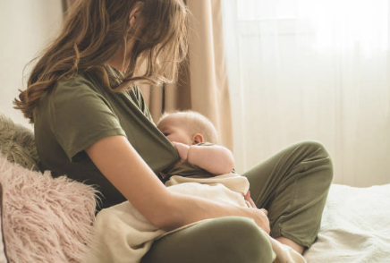 모유수유하는 아기와 엄마 이미지