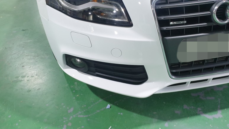 아우디 A4 범퍼 긁힘 도색 완료