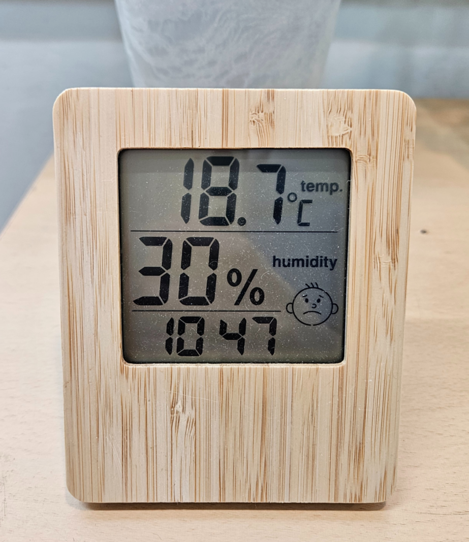 습도가 낮은 건조한 실내 환경을 나타내는 온습도계, 습도 30% 건조 아이콘 표시