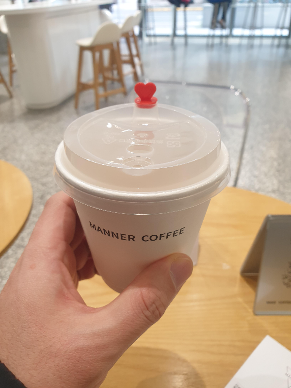 1회용 컵에 담긴 에스프레소. 작은 컵이 귀엽다.