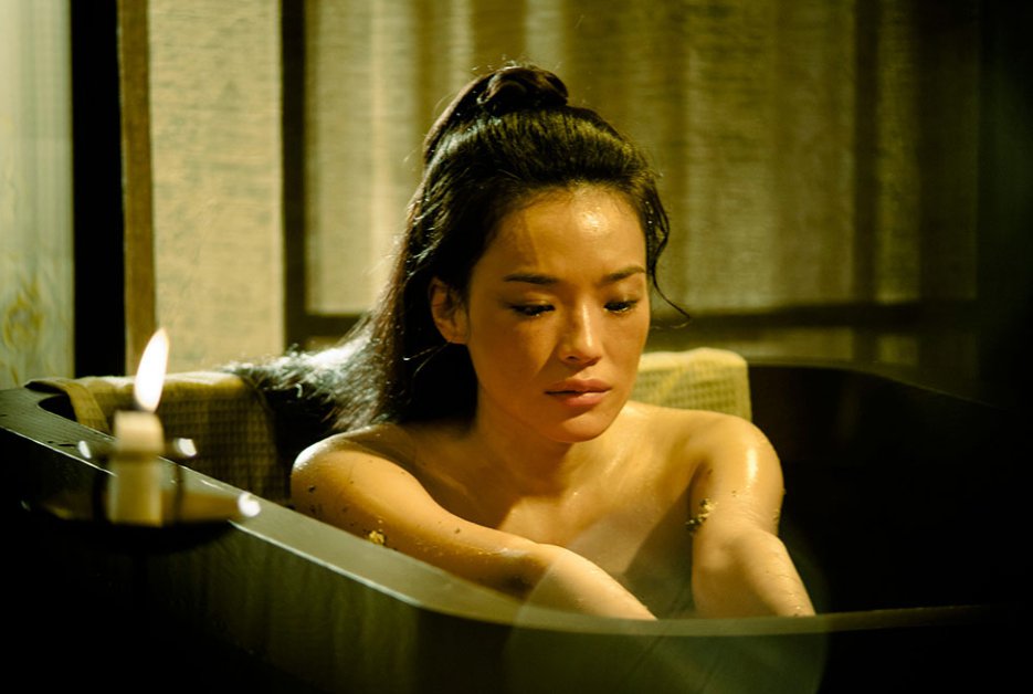 욕조에 들어가 있는 여성, 촛불, 영화 자객 섭은낭의 한장면