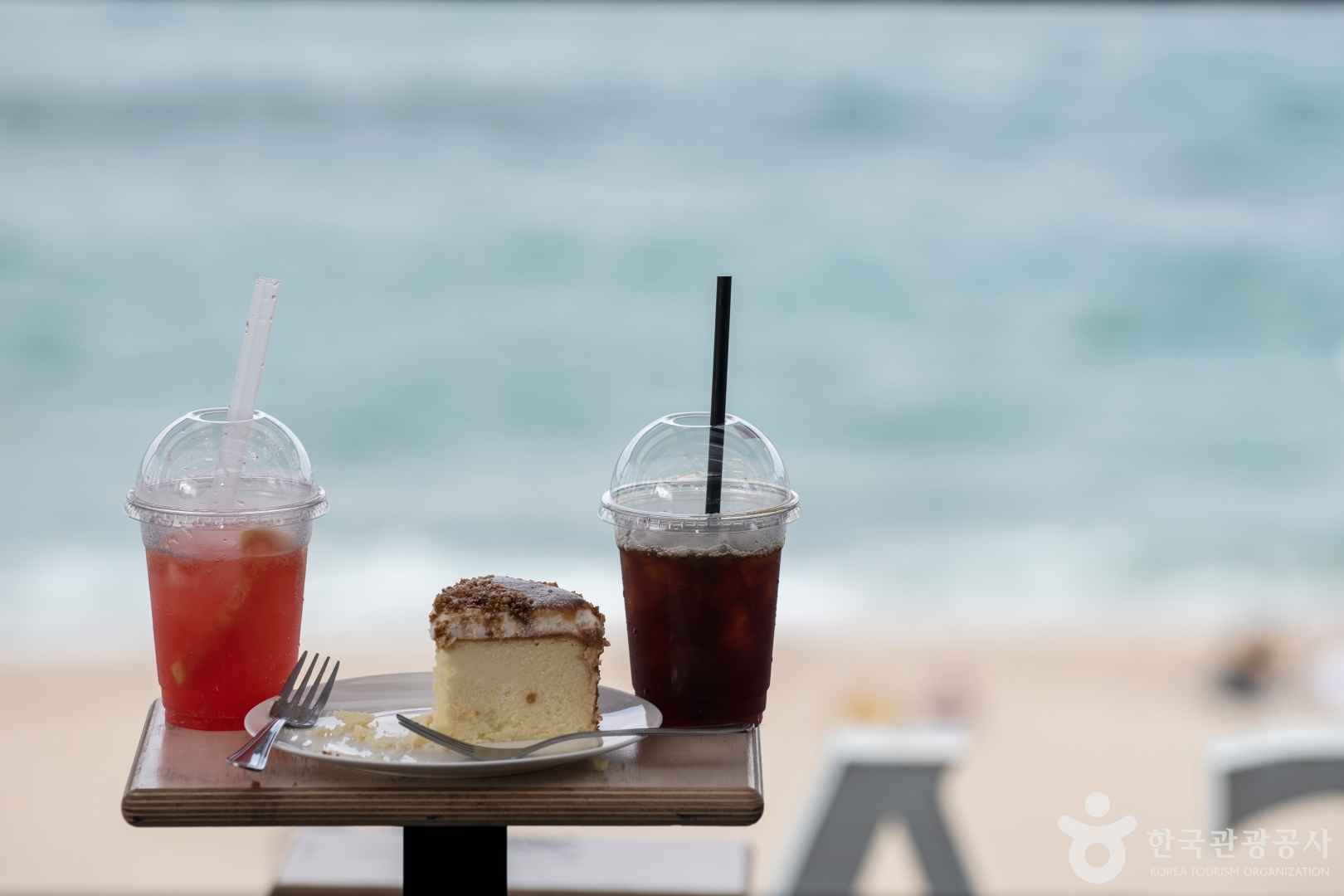 강릉-해변에서-커피와-디저트