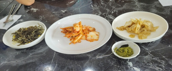 천안 하종률 황금추어탕 기본반찬 - (좌측부터) 꼬시래기볶음, 김치, 양배추절임, 비빔고추양념