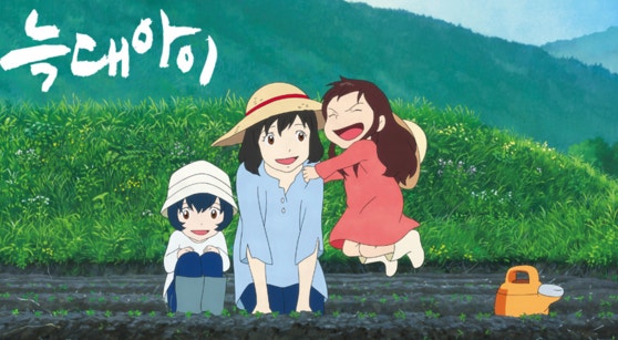 늑대아이는 육아 중인 엄마들의 현실과 감정을 섬세하게 담은 감성 애니메이션으로, 육아 애니 추천작으로 회자되는 이유를 설명하는 이미지입니다