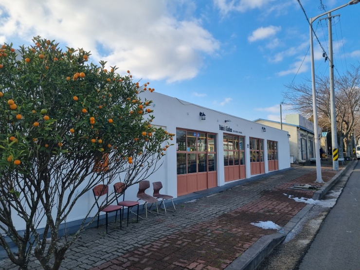 파란-하늘-배경으로-찍은-부부키친-음식점