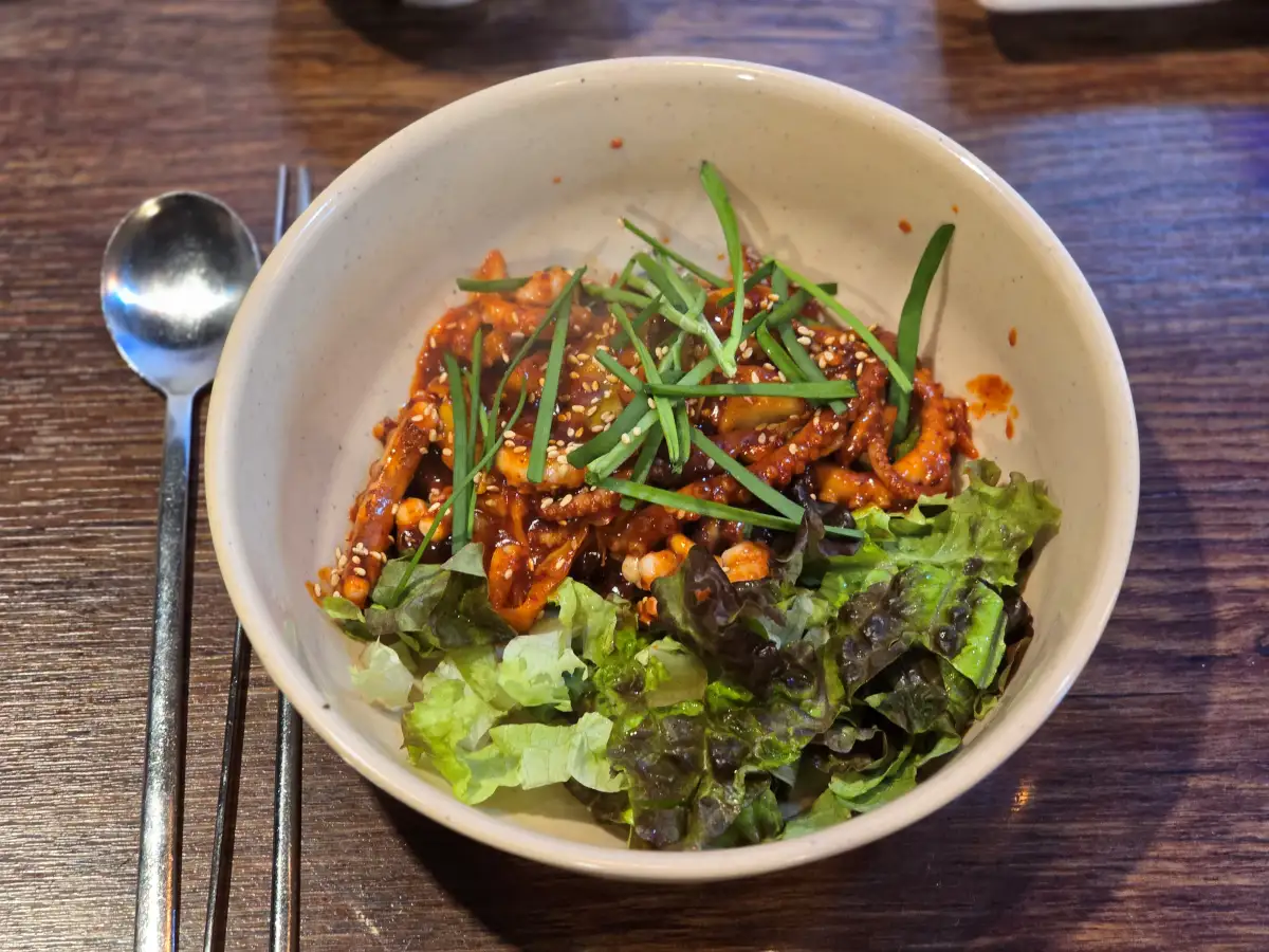 아직 밥을 넣지 않은 낙지비빔밥