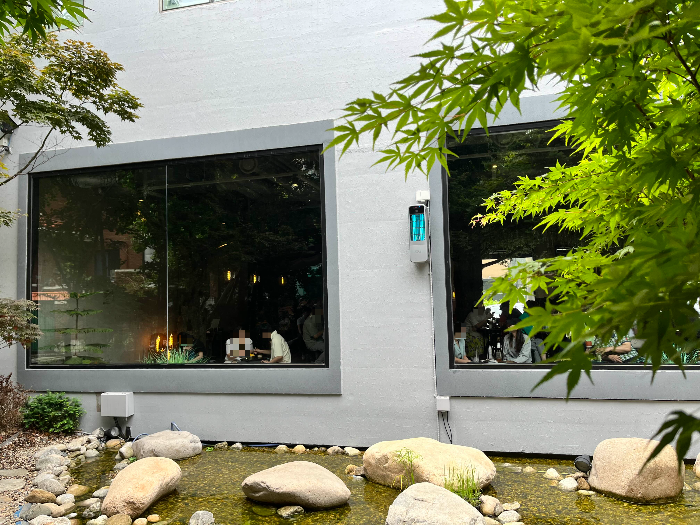 외부에서 바라본 어나더사이드와 외부 좌석