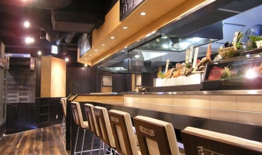 카운터가 길게 있고 의자가 늘어져 있다.