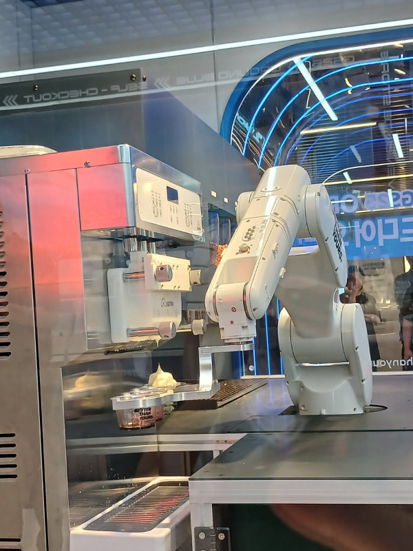 GS25 아이스크림 로봇 움직이다